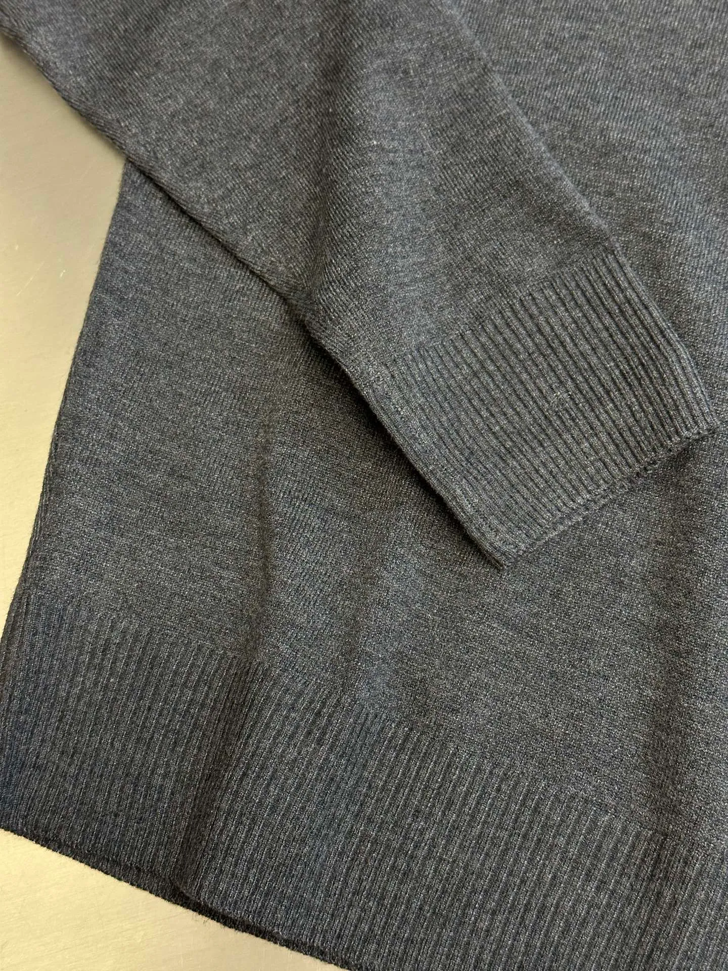 Ami Paris round neck wool ADC embroidered knitted sweater is made of elegant wool double-ply blending. It uses a 12-knitting machine imported from Japan (Shima Seiki), imported embroidery, and wool enzyme washing. Size: s m l xl ⚠️Hand washing is recommended (this product is woven from wool and is not easy to machine wash)